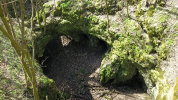 15. Kis-fennsík, Udvar-kő